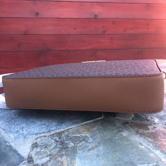 MICHAEL KORS Jet Set Item MK Signature Logo Large Crossbody in Brown and Gold - Picture 4 of 10